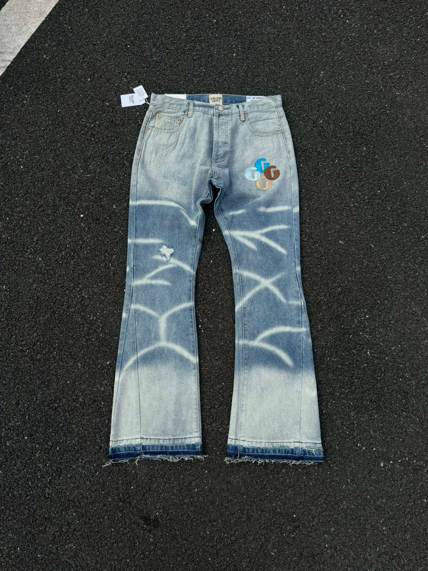 -Size upper body P240#G66 GALLERY DEPT. Denim spliced ​​with all-over printed leather ripped bell-bottoms, washed and distressed jeans. GALLERY is attracted by these bell-bottoms. Whether it is a reset of Carhartt or Levis, they all create a strong brand style. Since these pants are modified from rare vintage, the production capacity is limited. Therefore, after many icons wore them, these pants were once hard to find. Later, perhaps due to the improvement of GD's business in the past two years and the expansion of production lines, the brand itself lowered the price, so I can't wait any longer for these pants this year and will definitely buy them. During the process of the denim washing plant, the owner of the washing plant helped introduce a boss who had worked for Levi's foundry and started his own business. This also paved the way for the following styles. Therefore, Levi's remodeled single product for the base plate is really familiar. Whether it is the fabrics supplied or the lathes used in production, there is nothing to choose from. -Color: blue -Size: S-XXL (corresponding to 28-36)